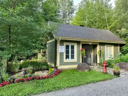 Beautiful two bedroom condo at Tremblant Les eaux Отели в г. Мон-Трамблан