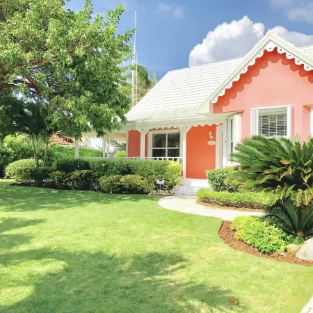 The Pink Beach House - Private House and Pool directly on the Beach, Rum Point