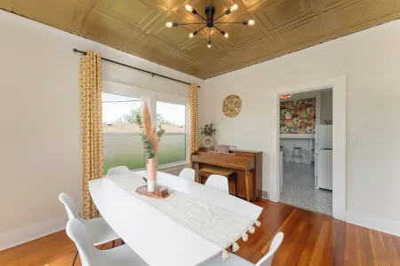 5 min walk to downtown! Newly renovated with original hardwoods and clawfoot tub