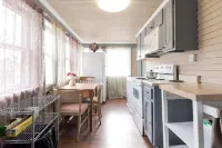 Stay near football fun! 3-Bedroom Vacation Home by Arrowhead 8 min.