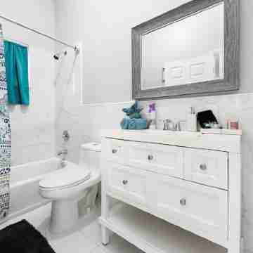 Cornerstone Rentals Lovely 1-BdRm Midtown Unit 1 Rooms