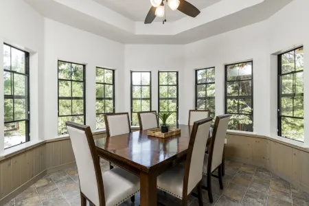 *NEW* Pine Grove Hideaway - family friendly only 1.5 Miles to the lake