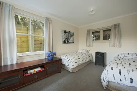 Escape North - Extended Family Retreat, located in central Russell Отели в г. Рассел