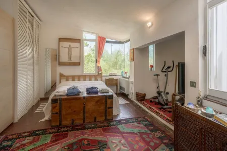 Country house with garden and sea view