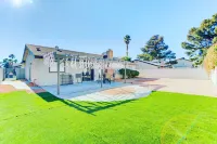 KING SIZE BED! MASSAGE CHAIR! EV CHARGER~~OVERHEAD SHOWER!15 Minutes From Strip!