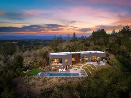 Wander Sonoma Vineyards w/ Pool, Workstations & Hot Tub – 4 Bedrooms, Sleeps 8