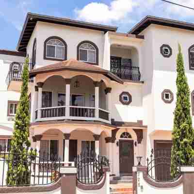 PERFECT FOR LARGE GROUPS-EXCELLENT LOCATION, MINUTES FROM EVERYTHING. Hotel Exterior