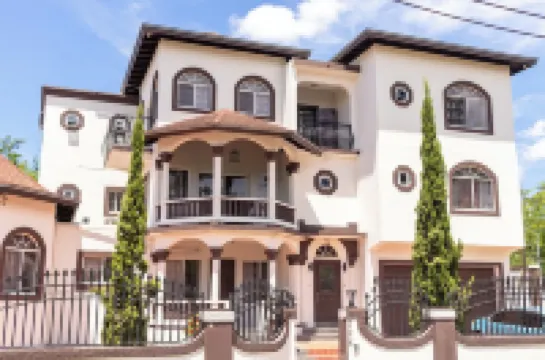 PERFECT FOR LARGE GROUPS-EXCELLENT LOCATION, MINUTES FROM EVERYTHING.  호텔