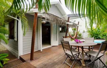 Bungalow Canelle Plage Gros Sable à Sainte Anne Отели в г. Сен-Франсуа