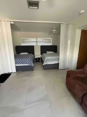 Melbourne Beach House - 3 Bedroom Black Dog Bait and Tackle附近的飯店