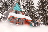 Slope-Side Bliss: A-Frame Haven with Private Hot Tub (Sleeps 7) Отели рядом с достопримечательностью «BX Creek & Falls Trail»