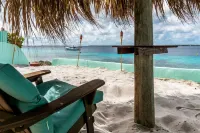 Spacious Oceanfront Villa, private beach and water access, accommodates 12