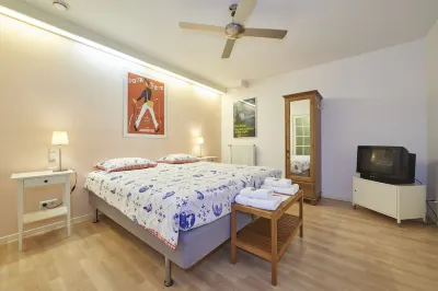 TWO BEDROOMS WITH TWO PRIVATE BATHROOMS - IDEAL FOR 2 COUPLES Hotels in Jordaan