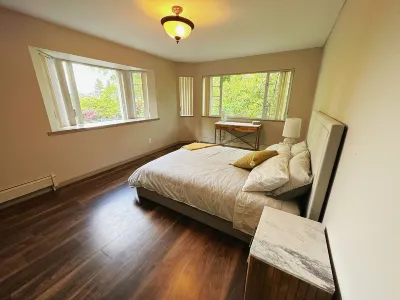 UBC trailhead villa ,beaches in10 minuteswalk,local boutique restaurant 5minutes Hotels near Spanish Banks