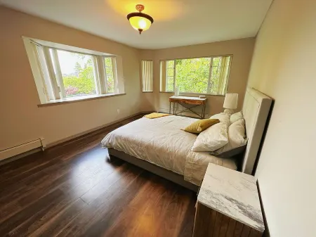 UBC trailhead villa ,beaches in10 minuteswalk,local boutique restaurant 5minutes Отели рядом с достопримечательностью «Нитоб Мемориал Гарден»