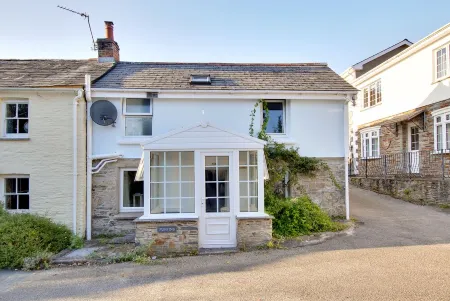 Puffins Cottage, Rock is very close to the beach, parking for 3 cars and garden. Отели рядом с достопримечательностью «Bedruthan Steps»