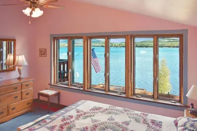 This is a beautiful house that sits facing Loon Lake! Amazing views and dock!!! 네츄럴 스톤 브리지 & 케이브즈 주변 호텔