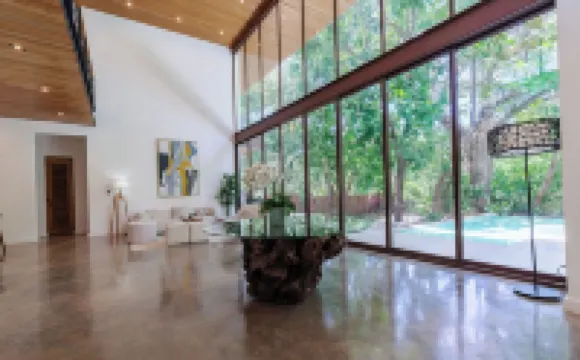 4Br/3.5BA AC Villa, 200m from Beach with Amazing Private Pool, Garden & Parking