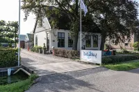 Unieke en Moderne Water Villa in de Buurt van Schiphol en Amsterdam Hotels in Aalsmeer