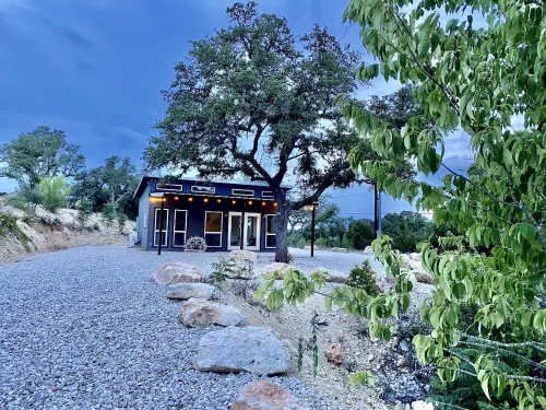 Hill Country Modern Cottage - 5 minutes to the boat ramps