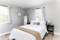 Creekside Getaway - Close to DT & Lake