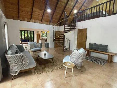 Quiet Mountain Home, 20-minute drive to Playa Dominical Отели в г. Перес Селедон