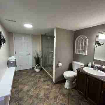 20 Klm from SilverStar in Vernon with Private Hot Tub Rooms