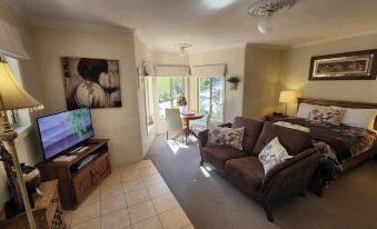 Riesling Trail & Clare Valley Cottages
