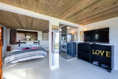 Ibiraquera Guest House Beautiful villa with pool and jacuzzi Отели в г. Имбитуба