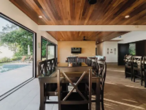 Casa Montaña - Majestic Ocean Views at Dominical Hills Hotels in Savegre