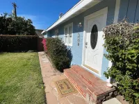 Charming 2-bedroom Beach Cottage with AC, Fast WiFi, King & Queen Beds