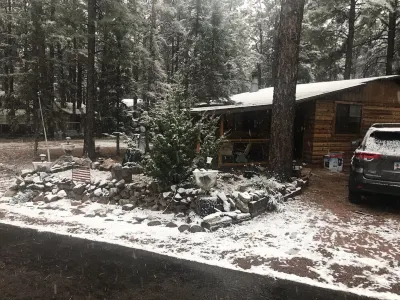 Cabin in The Pines.. Available 240v Tesla and EV charging.