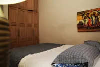 Cozy house sleeps 8, minutes away from airport!