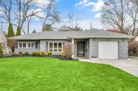 Ottawa Hills Bliss: Luxe 2BR with Hot Tub & King! Beverly Hills Plaza附近的飯店