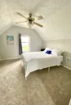 Charming 2-bedroom home, close to Downtown South bend and 5 mins away from ND Hotels near Walmart Supercenter