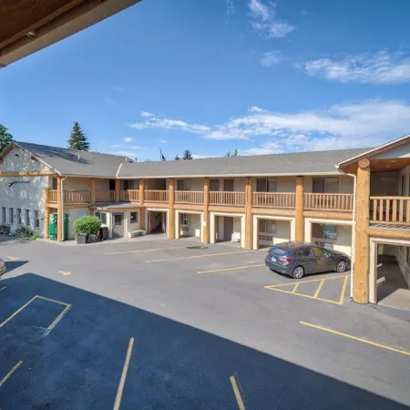 Moose Creek Lodge & Suites