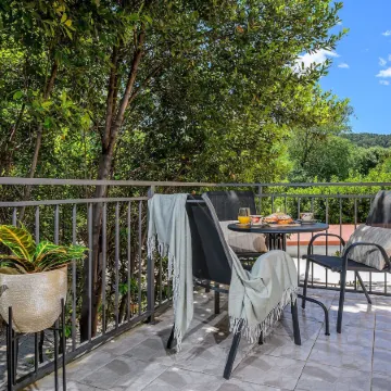 Yellow House with Private Parking