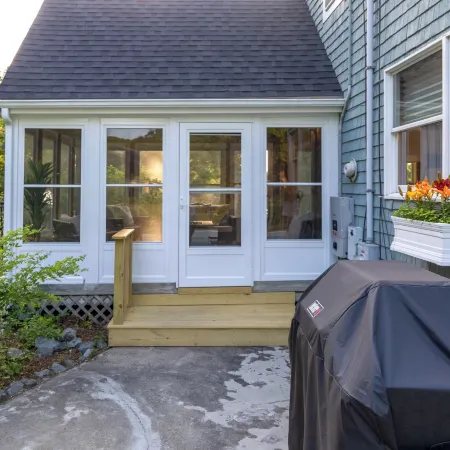 Home 2 Mi to Mashpee Commons! Pool and Screened Deck