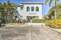 Idyllic Apt w/ Pool Access - Walk to Beach!