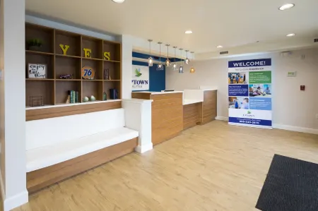 Uptown Suites Extended Stay Denver CO -Westminster Отели рядом с достопримечательностью «Колледж Фронт Рейндж Коммьюнити»