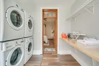 Cozy Pennsylvania Retreat Near Hiking and Golfing! - Parking