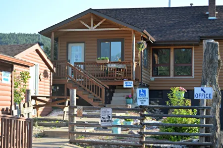 No Name City Luxury Cabins & RV