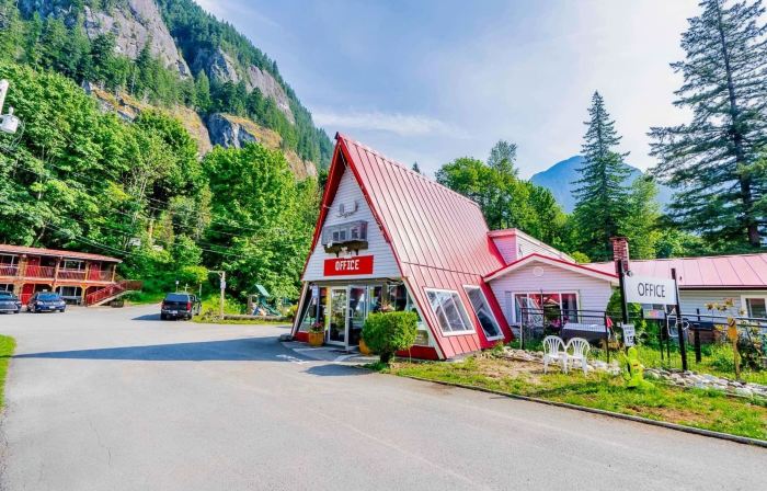 Holiday Motel & RV Resort