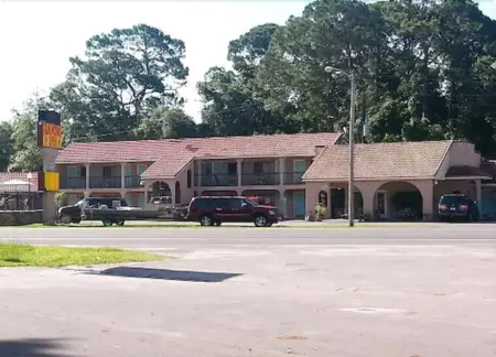 Apalachicola Bay Inn Отели рядом с достопримечательностью «Парк Сифуд Ландинг»