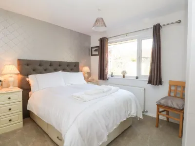 7 Marl Croft Hotels in 