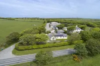Pendragon Country Cottages - Parking