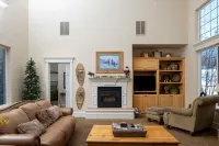 Family Getaway~Hot Tub, Ice Castles & Tubing Hs 5 Bedroom Home by RedAwning - balcony