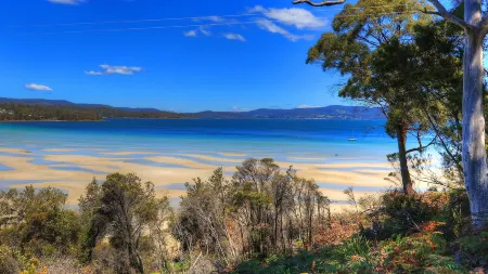 Sommers Bay Beach House Отели в г. Порт-Артур