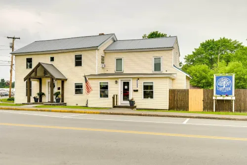 Chic & Central Apartment ~ 6 Mi to Sebec Lake!