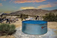 The Joshua Tree Whitmore House + Hot Tub